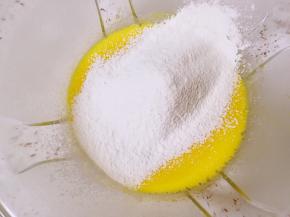 筛入低筋面粉，用手动打蛋器呈Z字形来回搅动，切记不要转圈搅拌，以免起筋。