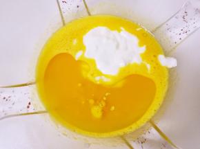 加入酸奶和玉米油继续搅打，直到蛋黄、酸奶和玉米油完全融合。