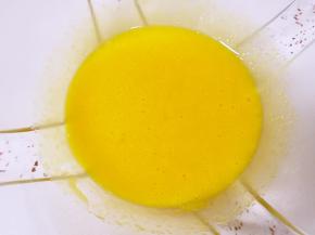 蛋清蛋黄分离，给蛋黄里面加入15g的细砂糖，用手动打蛋器搅打均匀。