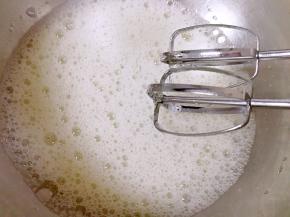 用电动打蛋器低速打发至粗泡状。