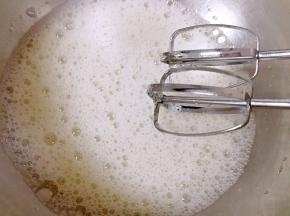 用电动打蛋器低速打发至粗泡状。