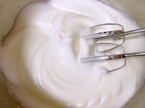 第二次加入20g的细砂糖，用电动打蛋器高速打发两分钟。