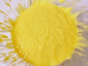 搅动至无干粉无颗粒，食材完全融合，放在一边备用。