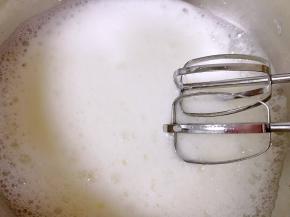 加入20g细砂糖，用电动打蛋器低速打发一分钟。