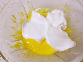 打发好的蛋白取三分之一加入到蛋黄糊里面，用硅胶刮刀采用切拌和翻拌的方法混合均匀。