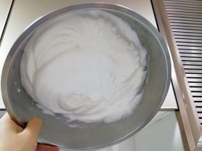 最后加入剩下的20g细砂糖，用电动打蛋器高速打发三分钟，倒扣打蛋盆，蛋白不会流动就好了。