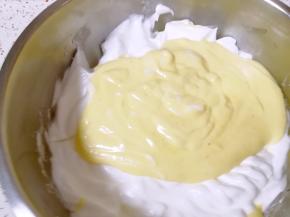 再把混合好的蛋黄糊倒回剩下的三分之二蛋白里面，继续混合均匀，烤箱上管155度下管165度预热。