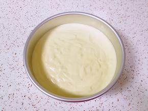 准备好8寸的阳极活底模具，从模具中间开始，慢慢倒入蛋糕糊，倒完之后从高处垂直摔几下震出大气泡，送入预热好的烤箱，中下层上管155度下管165度烤40分钟。