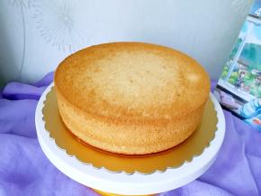 完整脱模的酸奶戚风蛋糕。