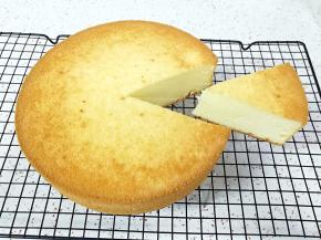 拍完照片切开看看里面，组织细腻，柔软有弹性，尝尝，口感非常好！