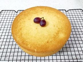 时间到，从烤箱里取出蛋糕，垂直摔一下震出热气，倒扣在晾网上，凉透之后脱模。