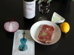 食材的准备：牛排1块、法国艾玛琳红酒150ml、白砂糖75克、黄油、黑胡椒味牛肉调料、柠檬、洋葱、番茄酱/黑胡椒酱