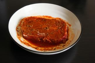 牛排室温内解冻，用吸水纸巾吸干水分，把黑胡椒味牛肉包调料倒入，腌制30分钟。其中原切牛排不需要洗，可以用厨房纸巾吸干净水。