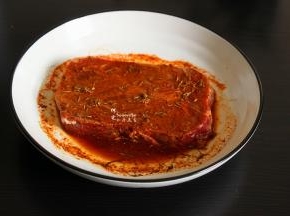 牛排室温内解冻，用吸水纸巾吸干水分，把黑胡椒味牛肉包调料倒入，腌制30分钟。其中原切牛排不需要洗，可以用厨房纸巾吸干净水。