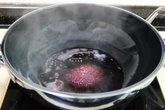 红酒煮沸之后，加入白砂糖，并用勺子搅拌均匀至白砂糖溶解；