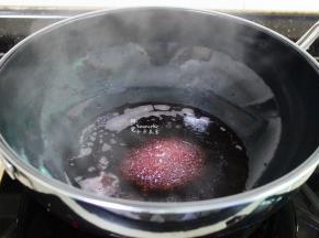 红酒煮沸之后，加入白砂糖，并用勺子搅拌均匀至白砂糖溶解；