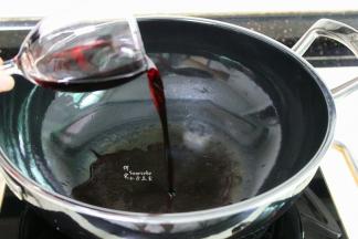 用煮锅，倒入红酒，红酒选择干红葡萄酒适合做调料汁。红酒和与白砂糖的比例为2:1，也叫黄金料汁比例。红酒要先倒入红酒杯，不能直接把红酒瓶子倒入锅里。