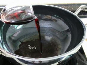 用煮锅，倒入红酒，红酒选择干红葡萄酒适合做调料汁。红酒和与白砂糖的比例为2:1，也叫黄金料汁比例。红酒要先倒入红酒杯，不能直接把红酒瓶子倒入锅里。