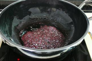 红酒煮至很多气泡，有粘稠感，颜色红亮，熄火，红酒的调料汁就做好了。