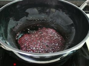 红酒煮至很多气泡，有粘稠感，颜色红亮，熄火，红酒的调料汁就做好了。