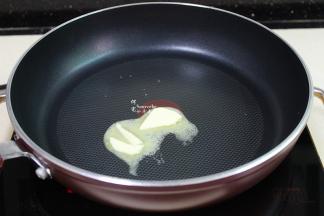 用平底锅热锅，切一小块黄油，软化开。煎牛排用黄油口感松软，没有黄油可以用橄榄油。