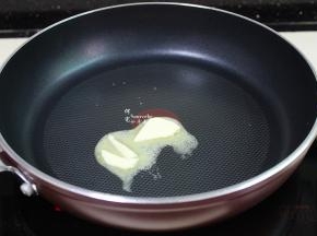 用平底锅热锅，切一小块黄油，软化开。煎牛排用黄油口感松软，没有黄油可以用橄榄油。