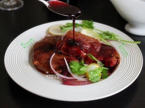 煎的牛排切成二块，装入盘子，加点装饰食材，在牛排上挤几滴柠檬汁，然后把熬煮好的红酒调料汁，淋在牛排上，还可以加番茄酱、黑胡椒酱。