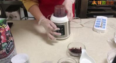 3.把草莓果酱加入水搅打均匀。