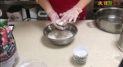 8.模具装好纸托，装入混合的粉8分满，预留一点面粉。