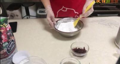 4.把糯米粉、粘米粉、细砂糖放在一起用刮刀混合拌匀。