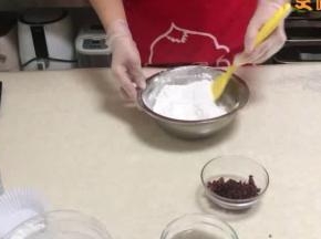 4.把糯米粉、粘米粉、细砂糖放在一起用刮刀混合拌匀。