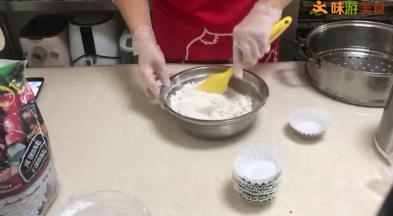 7.把切碎的蔓越莓放入混合拌匀。