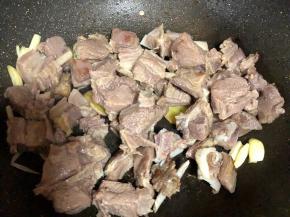 把羊排和姜蒜放炒锅里
