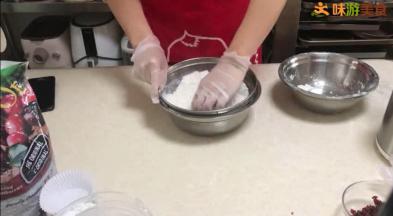 6.用粗目网过筛一次。