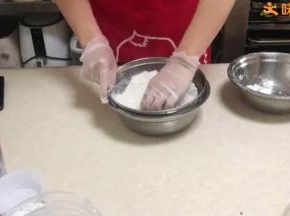 6.用粗目网过筛一次。