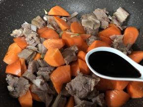 加胡萝卜一起翻炒，加1汤匙老抽、半汤匙生抽