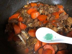 鸡精1g、大火烧开小火继续焖20分钟胡萝卜软糯入味即可