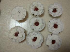 9.中间挖个小洞，挤入适量的草莓酱，表面再用预留的面粉覆盖，轻震模具，使面糊平整。