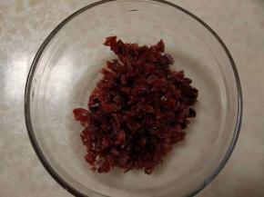 2.把蔓越莓干切碎备用。