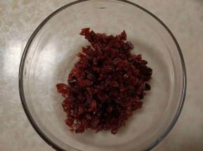2.把蔓越莓干切碎备用。