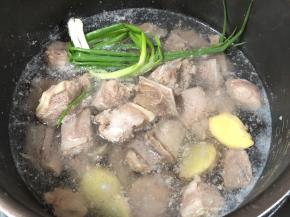 羊排洗净（买的时候师傅帮忙斩小块），锅中水烧开放羊排煮3-5分钟，捞出备用。把羊排放压力锅炖，放葱，姜3片，盐2g，水放和羊排齐平，选择羊肉键，煮好之后羊肉捞出