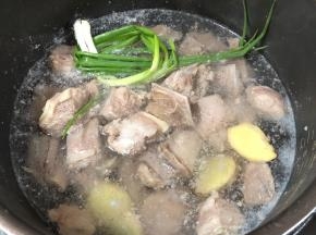 羊排洗净（买的时候师傅帮忙斩小块），锅中水烧开放羊排煮3-5分钟，捞出备用。把羊排放压力锅炖，放葱，姜3片，盐2g，水放和羊排齐平，选择羊肉键，煮好之后羊肉捞出