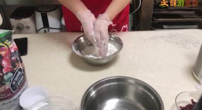 5.分多次加入水，用手搓匀，注意水不要加多了，状态是粉末状。