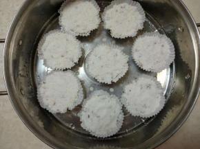 10.蒸锅中加入适量的水烧开，把模具放在蒸笼里，开水计时蒸10-12分钟。