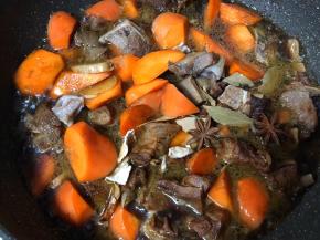 放入煮好的羊汤适量，放入八角香叶陈皮、姜蒜