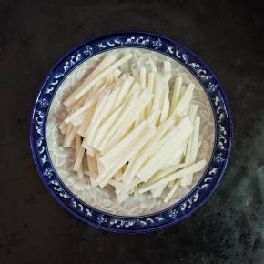 我们先把地瓜去皮，切成细条，不要太细没口感