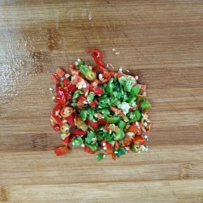 青红椒用刀拍一下切成小段