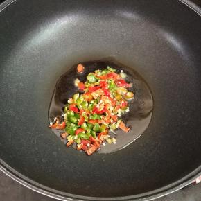 热锅凉油下青红椒煸炒均匀