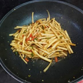 这个时候加入花椒水和生抽翻炒均匀即可出锅，不需要加盐了生抽的味道足够了