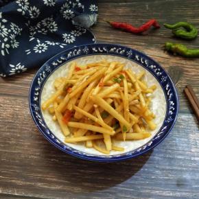 地瓜生吃有土腥味，但是把它炒熟了完全不一样，真的很好吃呢